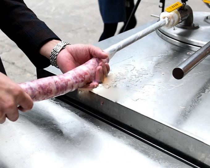 Salsiccia commerciale del pollo che fa la macchina di rifornimento della roba della salsiccia della macchina