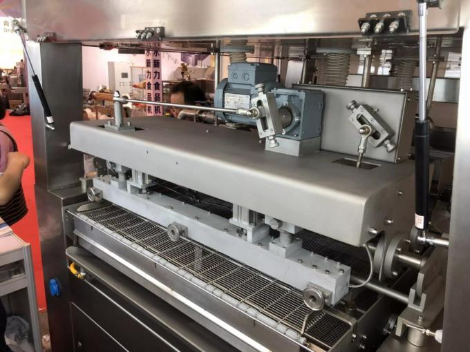 Abbigliatore automatico di Candy del tunnel di raffreddamento della macchina di copertura di cioccolato Sss304 4