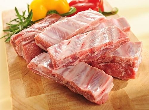 Carne tagliata che taglia il manzo a pezzi dell'agnello dello zampone del maiale della macchina che taglia macchina a pezzi