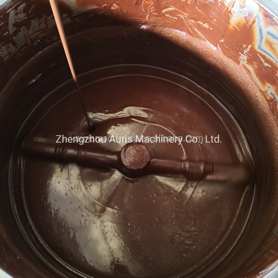 Cioccolata calda del carro armato di scioglimento che fa macchina che tempera la macchina dell'erogatore